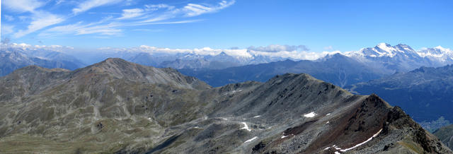 sehr schönes Breitbildfoto vom ganzen Wegverlauf. Links der Grat, danach March, Augstbordhorn und Augstbordgrat