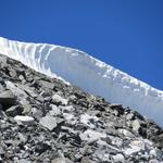 die grosse Schneewächte neben dem Gipfel des Dreizehntenhorn