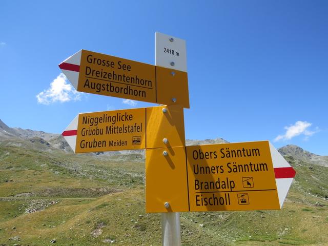 Wegweiser bei Punkt 2418 m.ü.M. weiter geht es Richtung Obers Sänntum