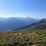 schönes Breitbildfoto mit Blick ins Val Schams und ins Rheinwald