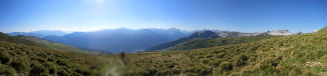 schönes Breitbildfoto mit Blick ins Val Schams und ins Rheinwald