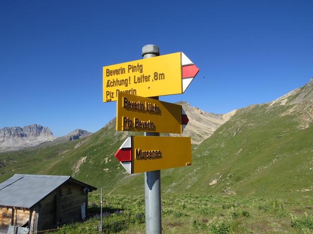 Wegweiser bei Punkt 2442 m.ü.M. auf der Alp Nursin. Wir laufen geradeaus weiter zur Beverin Lücke