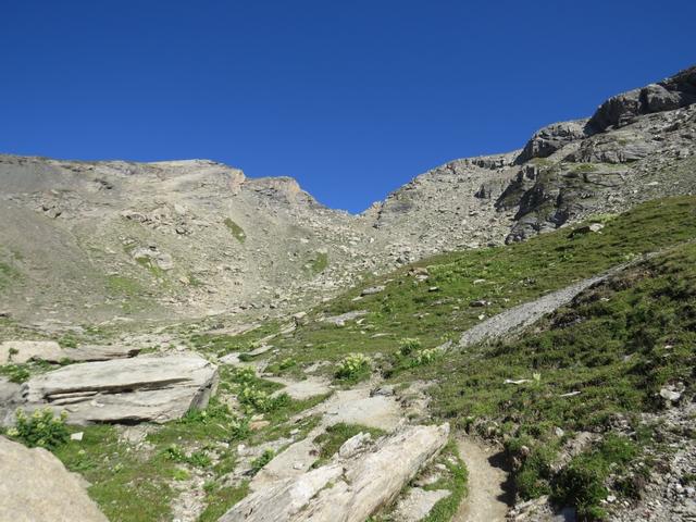 bei Punkt 2547 m.ü.M. mit Blick in den Felsenkessel und die Beverinlücke