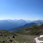schönes Breitbildfoto mit Blick auf den Talkessel und auf die Alp Nursin