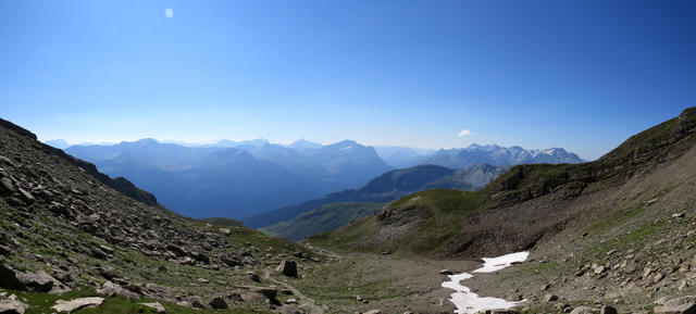 schönes Breitbildfoto mit Blick auf den Talkessel und auf die Alp Nursin