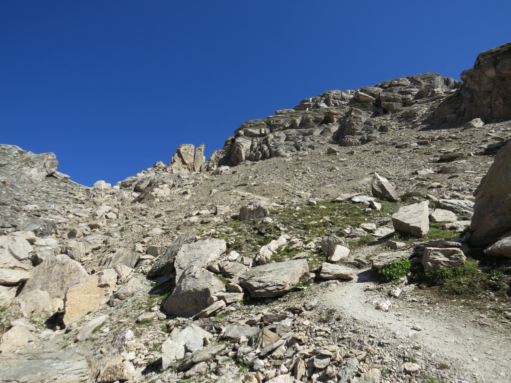 der Bergweg ist bis jetzt nirgends ausgesetzt. Blick hinauf zur Beverinlücke