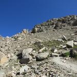 der Bergweg ist bis jetzt nirgends ausgesetzt. Blick hinauf zur Beverinlücke