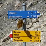 Wegweiser bei der Beverinlücke 2826 m.ü.M. hier stösst der Bergweg vom Glaspass hinzu