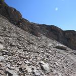 wir verlassen die Lücke auf dem Südgrat und wandern nun auf einem alpinen Bergsteig rechts weiter aufwärts