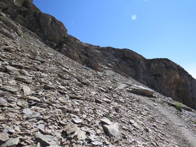 wir verlassen die Lücke auf dem Südgrat und wandern nun auf einem alpinen Bergsteig rechts weiter aufwärts