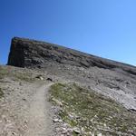 vor uns taucht der Aufbau des Piz Beverin auf