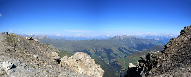 sehr schönes Breitbildfoto aufgenommen kurz vor dem Gipfel, mit Blick ins Safiental