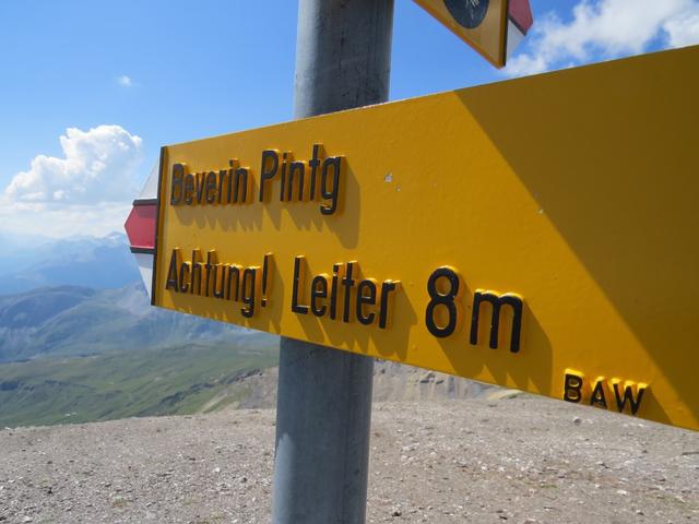 hier beim Wegweiser (ein paar Meter neben dem Gipfel) biegen wir links ab Richtung Beverin Pintg