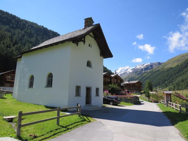 wir besuchen die kleine Kapelle in Gruben...