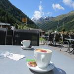 ... und danach geniessen wir auf der Gartenterrasse vom Hotel Schwarzhorn einen guten Kaffee