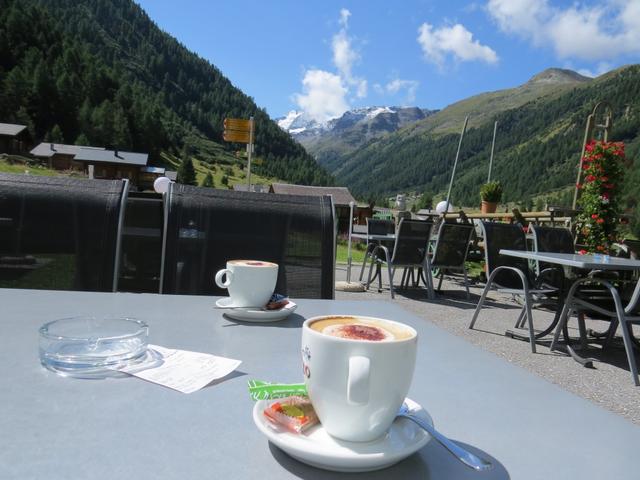 ... und danach geniessen wir auf der Gartenterrasse vom Hotel Schwarzhorn einen guten Kaffee