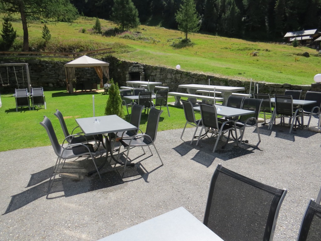 von dieser schönen Gartenterrasse vom Hotel Schwarzhorn, konnten wir tief ins Turtmanntal schauen