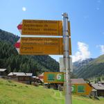 Wegweiser beim Hotel Schwarzhorn. Unsere heutige Wanderung wird uns zur Turtmannhütte führen