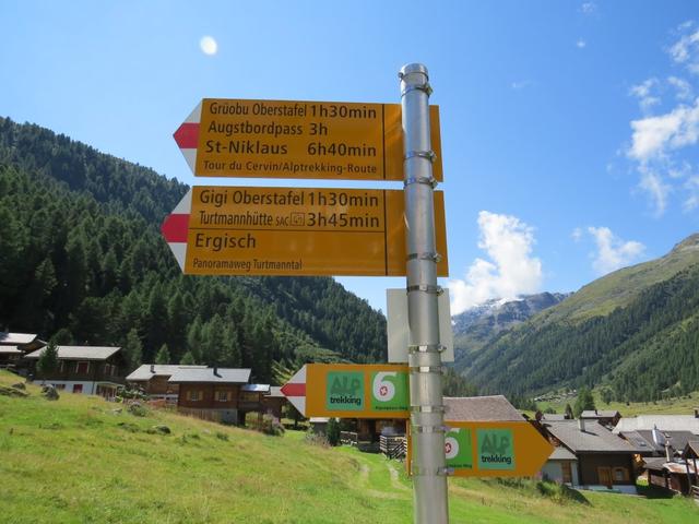 Wegweiser beim Hotel Schwarzhorn. Unsere heutige Wanderung wird uns zur Turtmannhütte führen