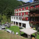 Blick zurück zum stattlichen Hotel Schwarzhorn