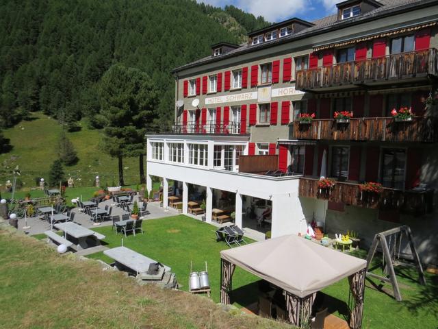 Blick zurück zum stattlichen Hotel Schwarzhorn