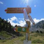 Wegweiser bei der Weggableung Punkt 2270 m.ü.M. Geradeaus führt der Weg zum Augstbordpass