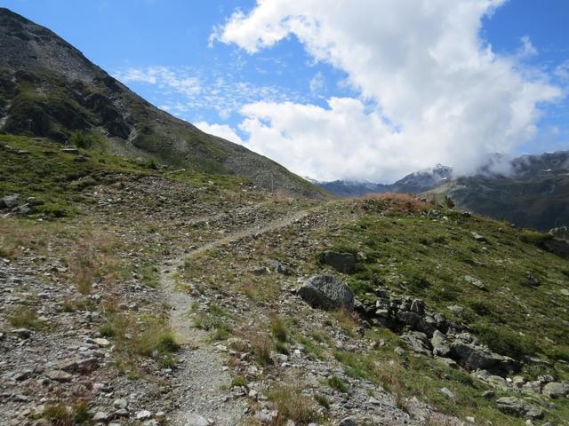 kurz vor dem Damm. Der Wanderweg ist immer gut ersichtlich, markiert und nicht ausgesetzt