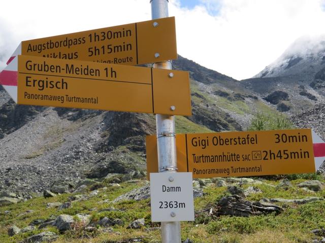 Wegweiser beim Damm Punkt 2363 m.ü.M. Grüobtagfeld