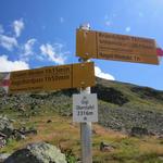 Wegweiser auf Alp Gigi Oberstafel 2316 m.ü.M.