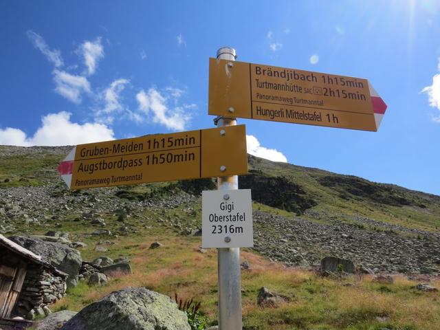 Wegweiser auf Alp Gigi Oberstafel 2316 m.ü.M.