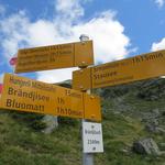 Wegweiser bei der Kreuzung 2349 m.ü.M. Brändjibach. Weiter geht es Richtung Turtmannhütte