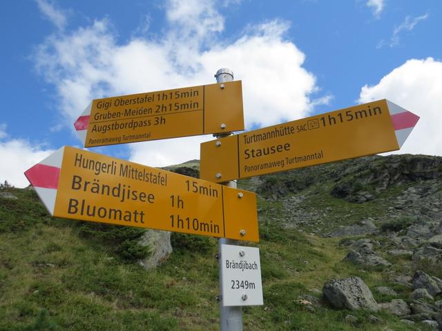 Wegweiser bei der Kreuzung 2349 m.ü.M. Brändjibach. Weiter geht es Richtung Turtmannhütte