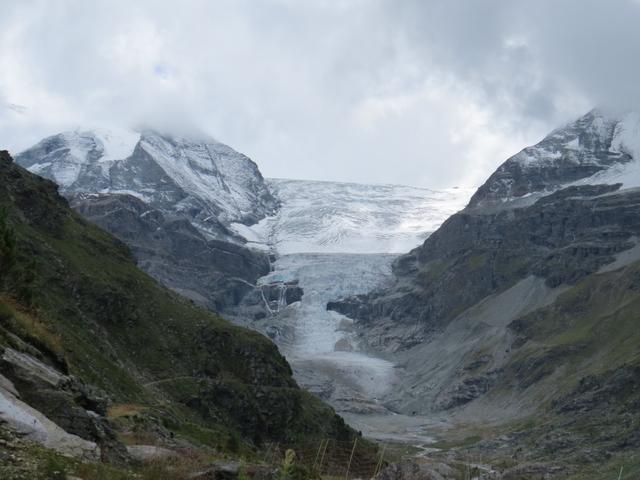 links der Stierberg, recht der Turtmanngletscher. Links gut ersichtlich der weitere Wegverlauf