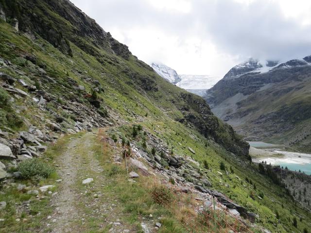 nach dem Brändjibach und einer Wasserfassung, geht es auf einem breiten Weg weiter taleinwärts