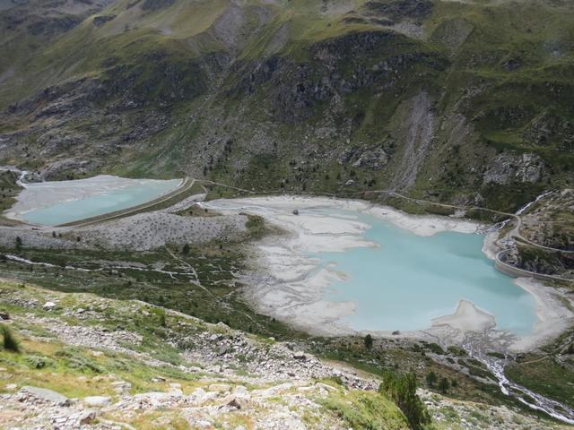 Blick hinunter zum Turtmannsee. Dieser wurde angelegt, um das Schmelzwasser der Gletscher besser kontrollieren zu können