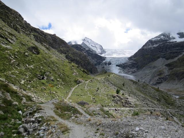 unterhalb der brüchigen Felsen der Ämser Schafalpu erreichen wir die Weggabelung Punkt 2281 m.ü.M.