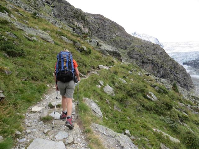 vorbei an der Materialseilbahn geht es über Ämser, unter der Materialseilbahn hindurch hinauf zur Hütte