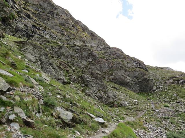 parallel zu Bahn wandern wir weiter Richtung Süden und umrunden eine Geländeschulter