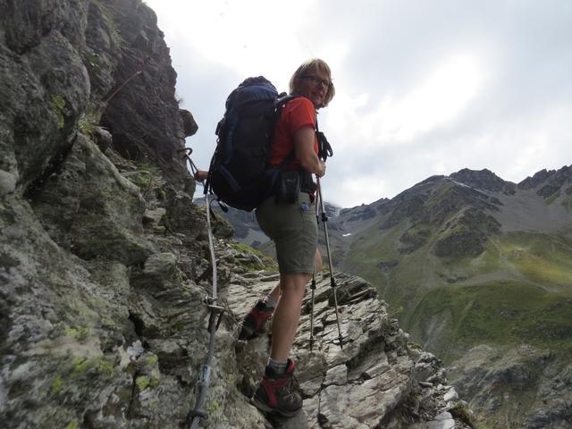 da die Turtmannhütte auf einem Felssockel thront, muss ein steiler, felsdurchsetzter, gesicherter Hang durchquert werden