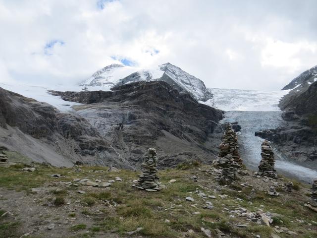 ein Panorama wie aus dem Wunderland. Imposante Umgebung mit Gletschern und Felszacken