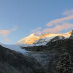 die ersten Sonnenstrahlen treffen auf den Stierberg und auf das Bishorn