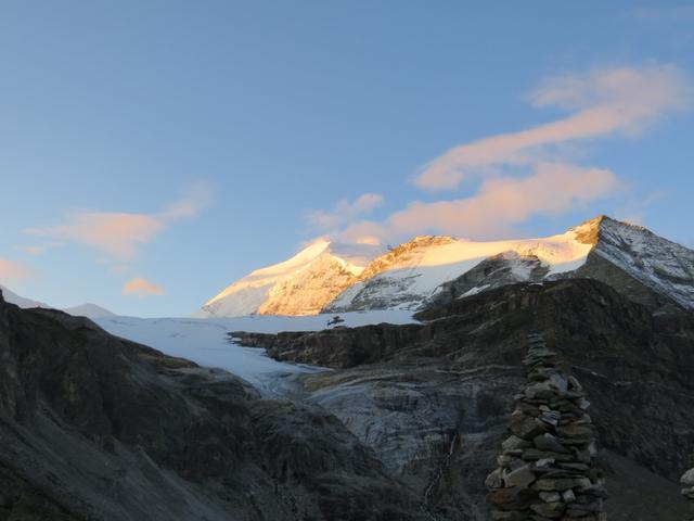 die ersten Sonnenstrahlen treffen auf den Stierberg und auf das Bishorn