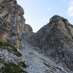 Blick hinein in die couloirartige Passage von Gässi. Gut ersichtlich die Wanderer vor uns