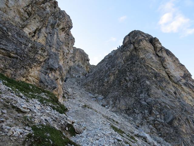 Blick hinein in die couloirartige Passage von Gässi. Gut ersichtlich die Wanderer vor uns