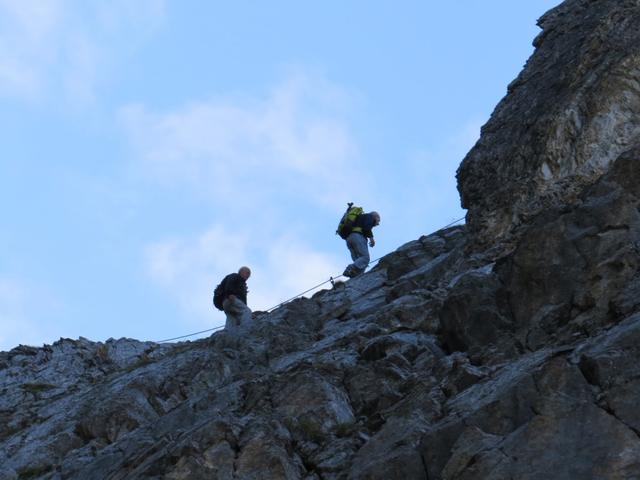 zwei Wanderer haben soeben das Gässi passiert und erreichen den Felskopf