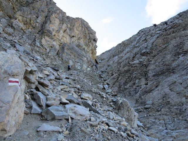 zuletzt recht steil durch Schutt, führt der Bergweg uns hinauf zum Gässi