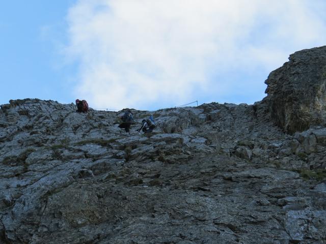 man könnte schon fast sagen "über uns" die Wanderer die Richtung Punkt 2614 m.ü.M. hinaufsteigen