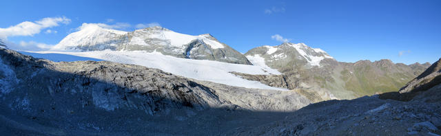 sehr schönes Breitbildfoto. Wir sind im Hochgebirge angekommen