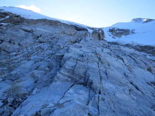 über Felsblöcke, Geröll und Felsplatten, wandern wir weiter aufwärts...