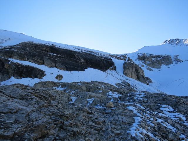 Blick von Punkt 3090 m.ü.M. hinauf zum Schöllijoch. Ohne Schnee! problemlos zu bewältigen